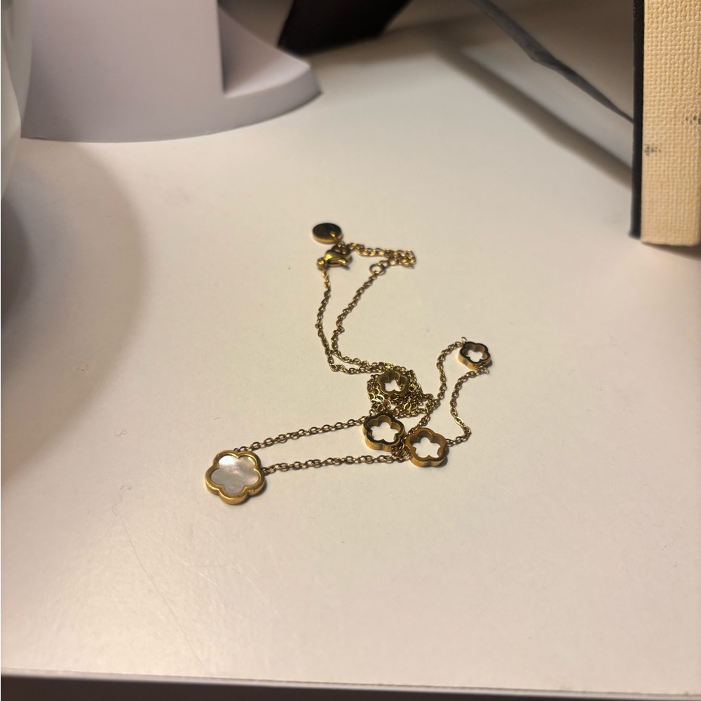 Faux Van Cleef Elegant Gold and White Flower Pendant Necklace - Picture 4 of 5